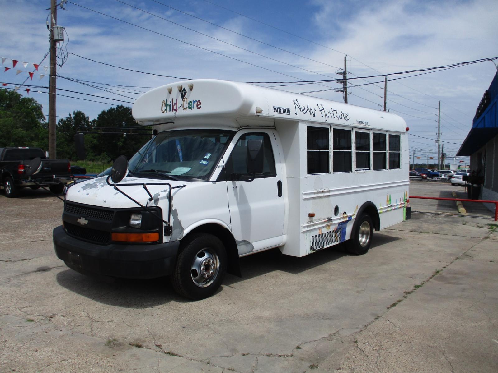 2007 WHITE /GRAY CHEVROLET EXPRESS G3500 (1GBJG31U071) with an 6.0L V8 OHV 16V engine, 4-SPEED AUTOMATIC transmission, located at 19224 Kuykendahl Rd, Spring, TX, 77379, (713) 947-1245, 30.049259, -95.491402 - Photo #0