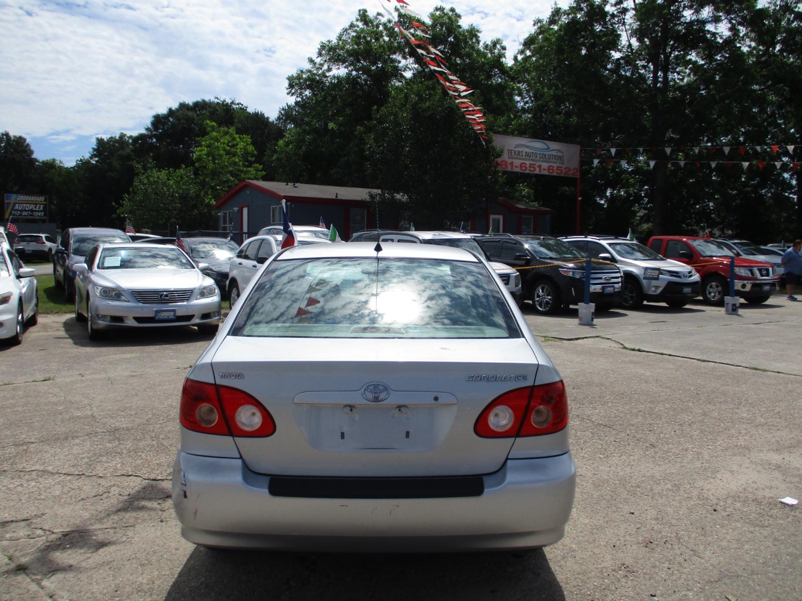 2006 SILVER TOYOTA COROLLA CE (1NXBR32EX6Z) with an 1.8L L4 DOHC 16V engine, 4-SPEED AUTOMATIC OR 5-SPEED MANUAL transmission, located at 19224 Kuykendahl Rd, Spring, TX, 77379, (713) 947-1245, 30.049259, -95.491402 - Photo #3