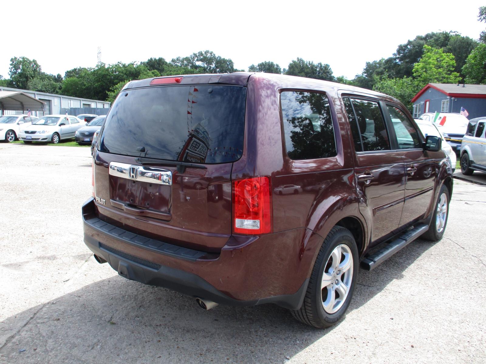 2012 MAROON HONDA PILOT EX-L 2WD 5-Spd AT (5FNYF3H5XCB) with an 3.5L V6 SOHC 24V engine, 5-SPEED AUTOMATIC transmission, located at 19224 Kuykendahl Rd, Spring, TX, 77379, (713) 947-1245, 30.049259, -95.491402 - Photo #2
