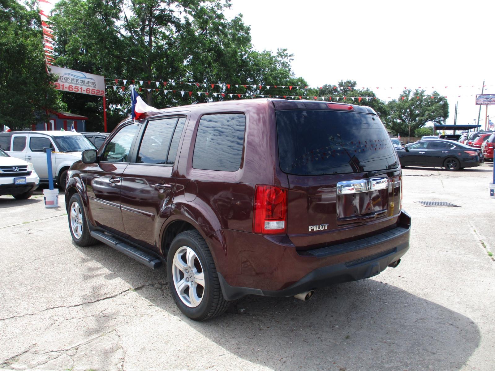 2012 MAROON HONDA PILOT EX-L 2WD 5-Spd AT (5FNYF3H5XCB) with an 3.5L V6 SOHC 24V engine, 5-SPEED AUTOMATIC transmission, located at 19224 Kuykendahl Rd, Spring, TX, 77379, (713) 947-1245, 30.049259, -95.491402 - Photo #4