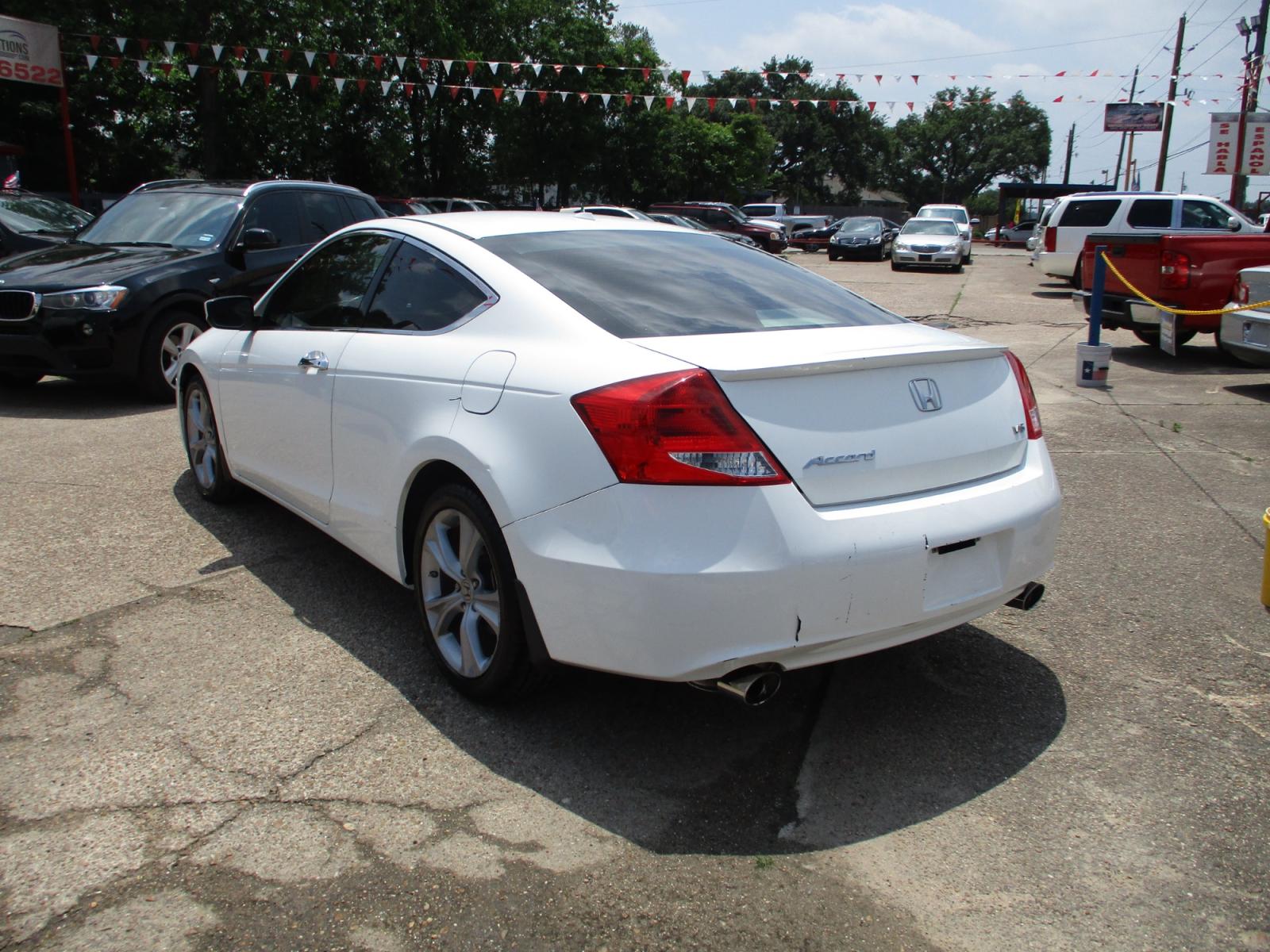 2012 WHITE HONDA ACCORD EX-L V6 Coupe AT (1HGCS2B81CA) with an 3.5L V6 SOHC 24V engine, 5-SPEED AUTOMATIC transmission, located at 19224 Kuykendahl Rd, Spring, TX, 77379, (713) 947-1245, 30.049259, -95.491402 - Photo #4
