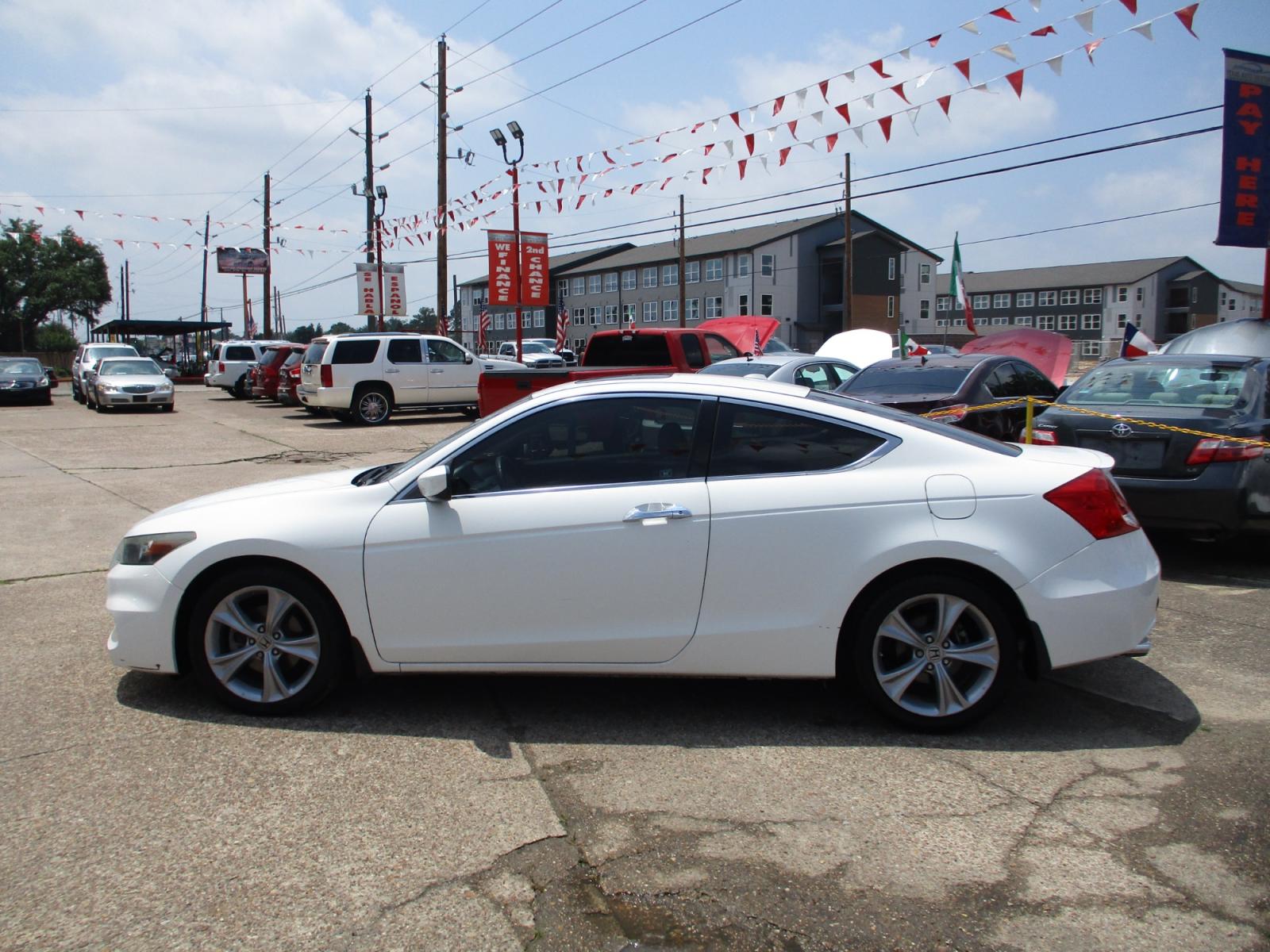 2012 WHITE HONDA ACCORD EX-L V6 Coupe AT (1HGCS2B81CA) with an 3.5L V6 SOHC 24V engine, 5-SPEED AUTOMATIC transmission, located at 19224 Kuykendahl Rd, Spring, TX, 77379, (713) 947-1245, 30.049259, -95.491402 - Photo #5