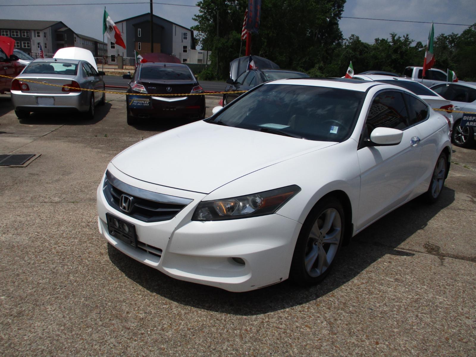2012 WHITE HONDA ACCORD EX-L V6 Coupe AT (1HGCS2B81CA) with an 3.5L V6 SOHC 24V engine, 5-SPEED AUTOMATIC transmission, located at 19224 Kuykendahl Rd, Spring, TX, 77379, (713) 947-1245, 30.049259, -95.491402 - Photo #6