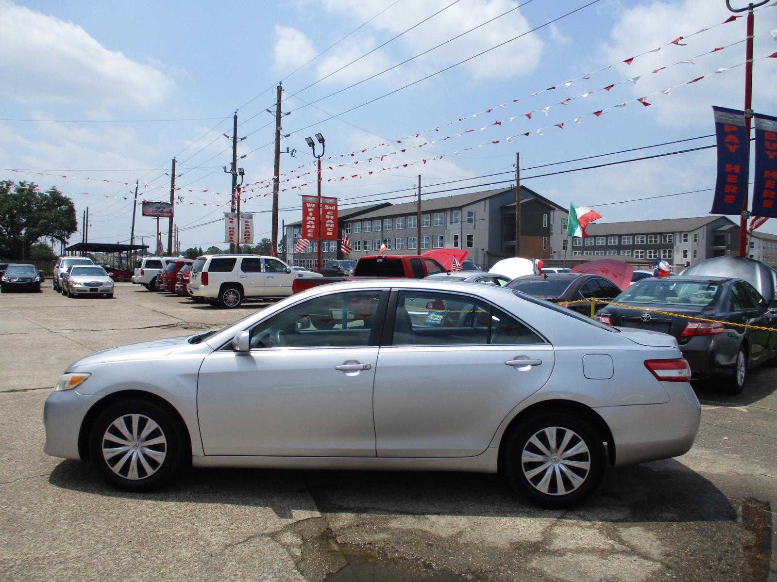 2010 SILVER TOYOTA CAMRY LE 6-Spd AT (4T1BF3EK3AU) with an 2.5L L4 DOHC 16V engine, 6-SPEED AUTOMATIC transmission, located at 19224 Kuykendahl Rd, Spring, TX, 77379, (713) 947-1245, 30.049259, -95.491402 - Photo #5