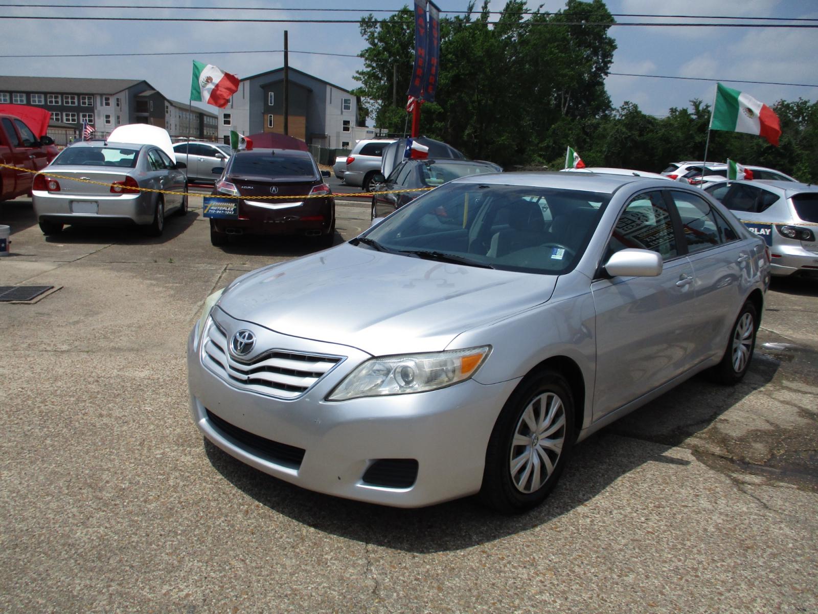 2010 SILVER TOYOTA CAMRY LE 6-Spd AT (4T1BF3EK3AU) with an 2.5L L4 DOHC 16V engine, 6-SPEED AUTOMATIC transmission, located at 19224 Kuykendahl Rd, Spring, TX, 77379, (713) 947-1245, 30.049259, -95.491402 - Photo #6