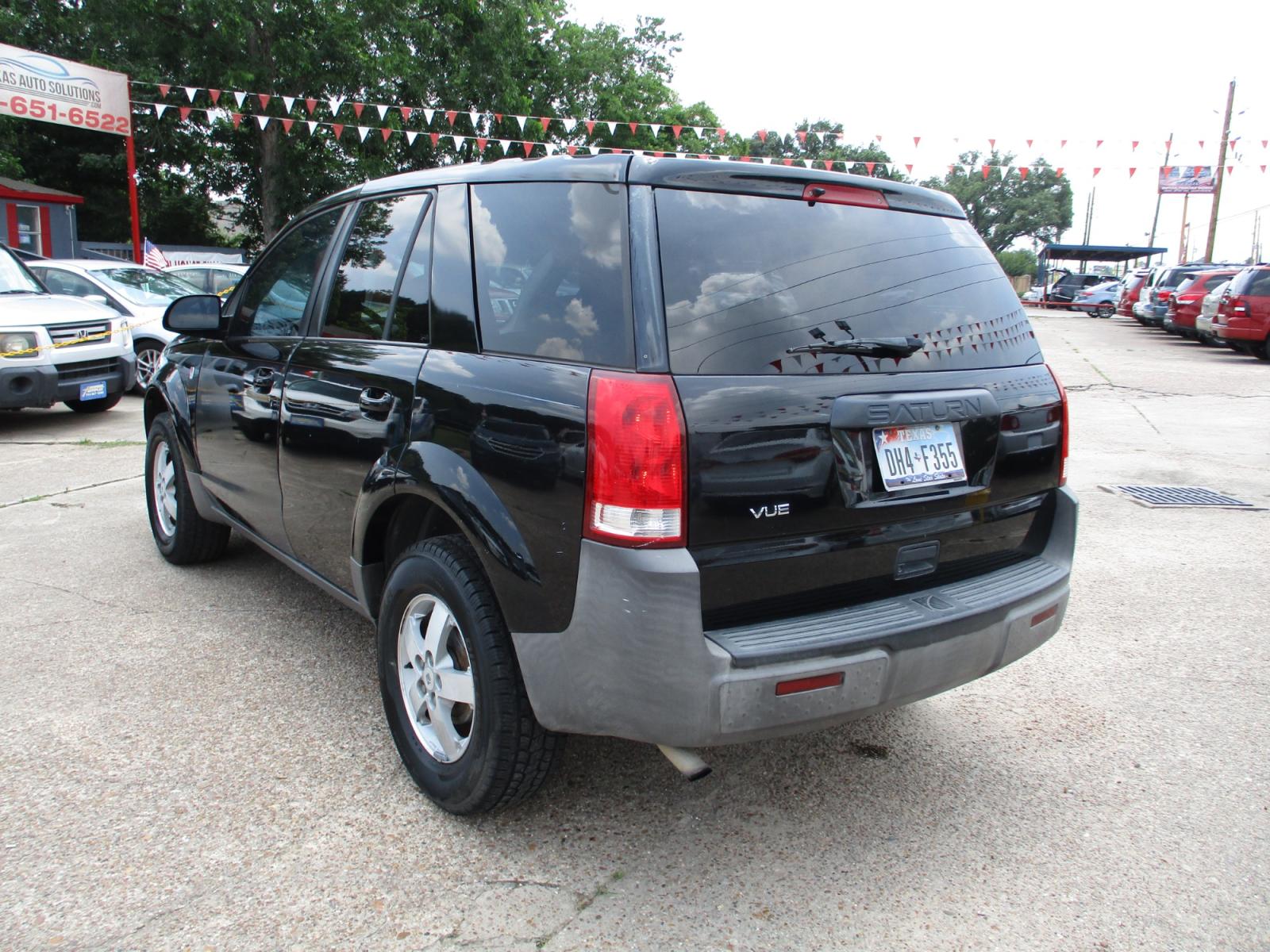 2005 BLACK SATURN VUE FWD (5GZCZ33D85S) with an 2.2L L4 DOHC 16V engine, 4-SPEED AUTOMATIC OR 5-SPEED MANUAL transmission, located at 19224 Kuykendahl Rd, Spring, TX, 77379, (713) 947-1245, 30.049259, -95.491402 - Photo #4