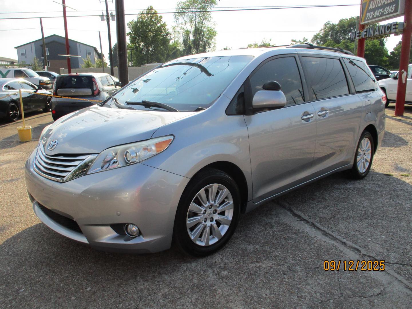 2011 SILVER /GRAY TOYOTA SIENNA XLE AWD 7-Pass V6 (5TDDK3DC4BS) with an 3.5L V6 EFI DOHC 24V engine, 5-SPEED AUTOMATIC transmission, located at 19224 Kuykendahl Rd, Spring, TX, 77379, (713) 947-1245, 30.049259, -95.491402 - Photo#1