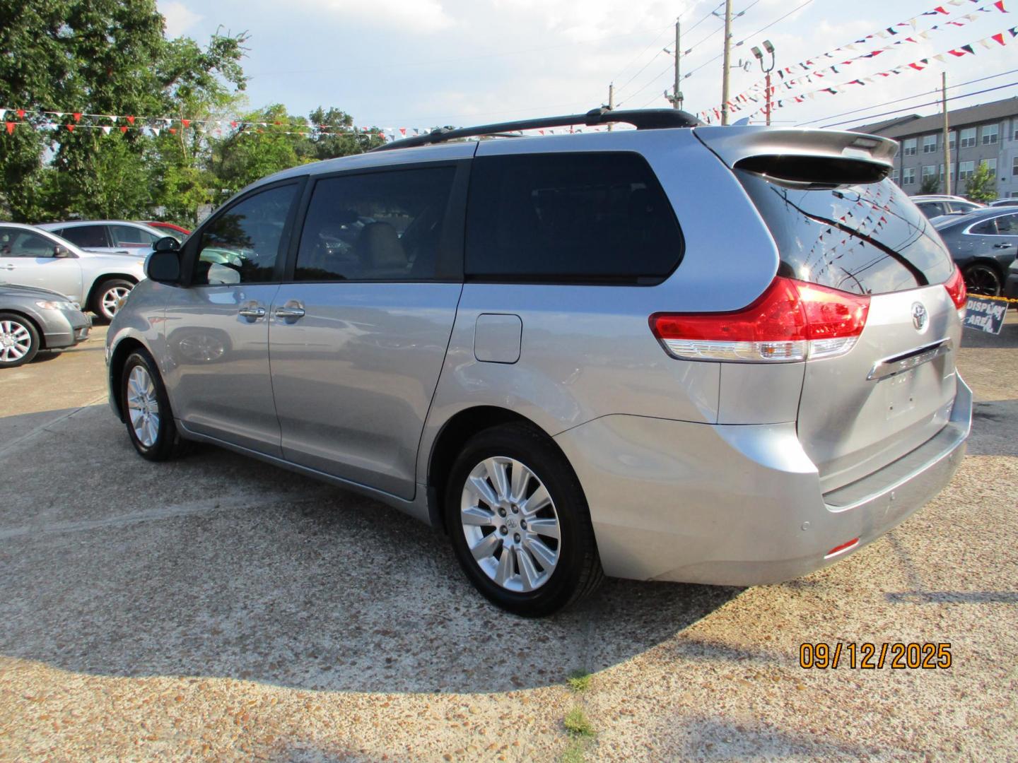 2011 SILVER /GRAY TOYOTA SIENNA XLE AWD 7-Pass V6 (5TDDK3DC4BS) with an 3.5L V6 EFI DOHC 24V engine, 5-SPEED AUTOMATIC transmission, located at 19224 Kuykendahl Rd, Spring, TX, 77379, (713) 947-1245, 30.049259, -95.491402 - Photo#2