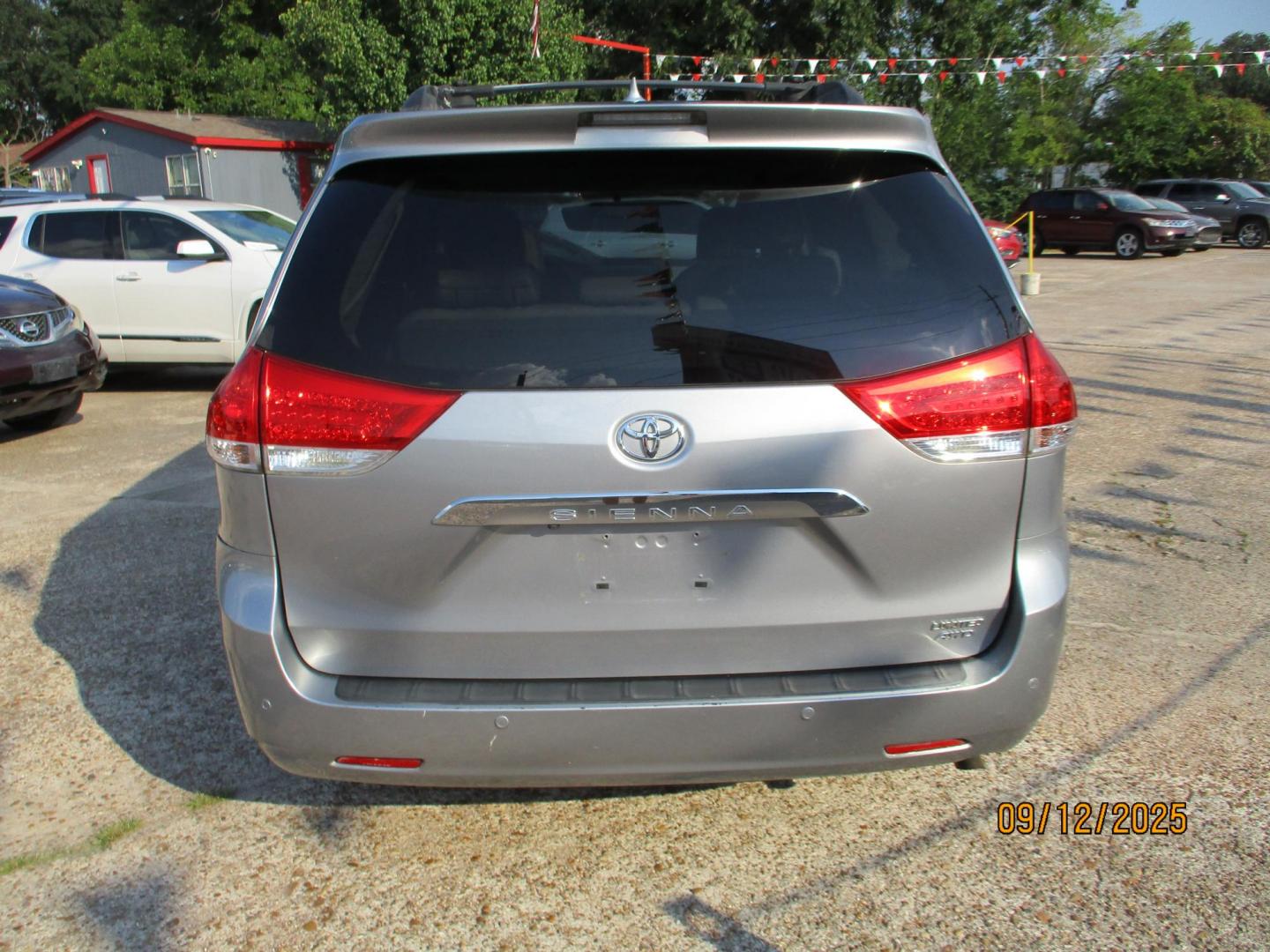 2011 SILVER /GRAY TOYOTA SIENNA XLE AWD 7-Pass V6 (5TDDK3DC4BS) with an 3.5L V6 EFI DOHC 24V engine, 5-SPEED AUTOMATIC transmission, located at 19224 Kuykendahl Rd, Spring, TX, 77379, (713) 947-1245, 30.049259, -95.491402 - Photo#3