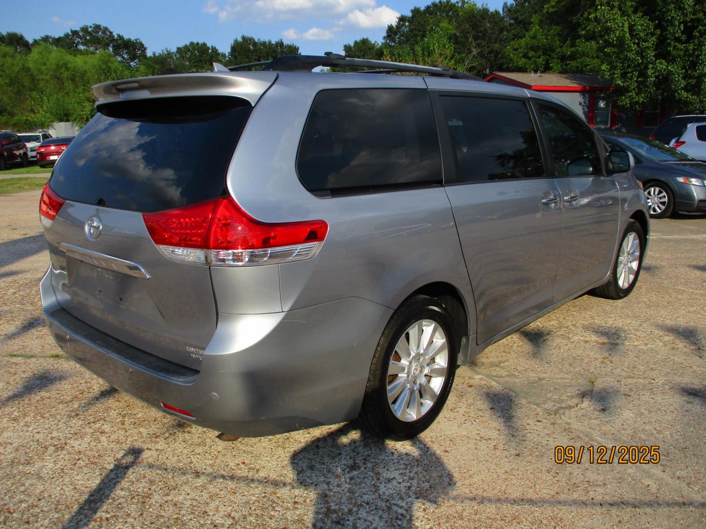 2011 SILVER /GRAY TOYOTA SIENNA XLE AWD 7-Pass V6 (5TDDK3DC4BS) with an 3.5L V6 EFI DOHC 24V engine, 5-SPEED AUTOMATIC transmission, located at 19224 Kuykendahl Rd, Spring, TX, 77379, (713) 947-1245, 30.049259, -95.491402 - Photo#4