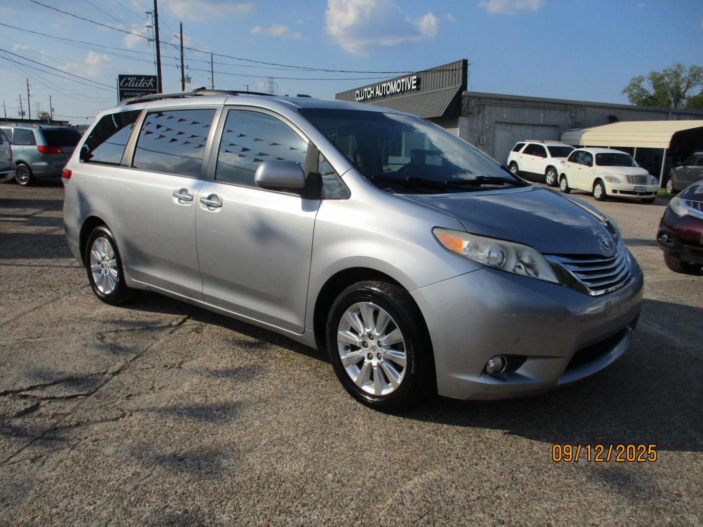 2011 SILVER /GRAY TOYOTA SIENNA XLE AWD 7-Pass V6 (5TDDK3DC4BS) with an 3.5L V6 EFI DOHC 24V engine, 5-SPEED AUTOMATIC transmission, located at 19224 Kuykendahl Rd, Spring, TX, 77379, (713) 947-1245, 30.049259, -95.491402 - Photo#5
