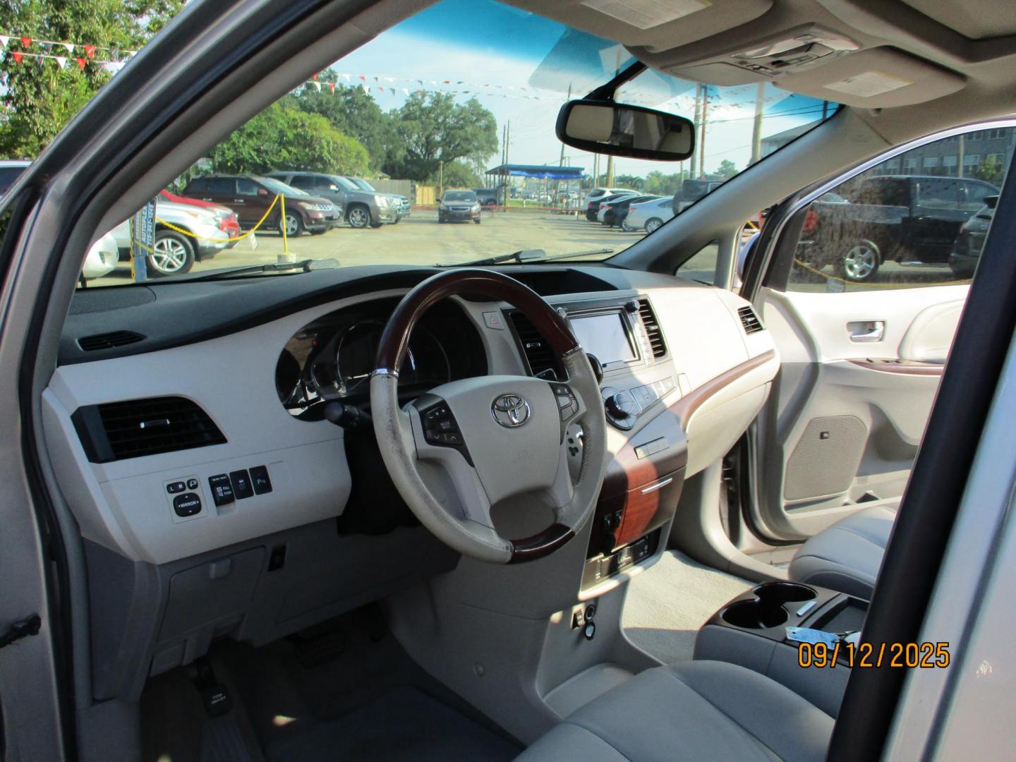 2011 SILVER /GRAY TOYOTA SIENNA XLE AWD 7-Pass V6 (5TDDK3DC4BS) with an 3.5L V6 EFI DOHC 24V engine, 5-SPEED AUTOMATIC transmission, located at 19224 Kuykendahl Rd, Spring, TX, 77379, (713) 947-1245, 30.049259, -95.491402 - Photo#6