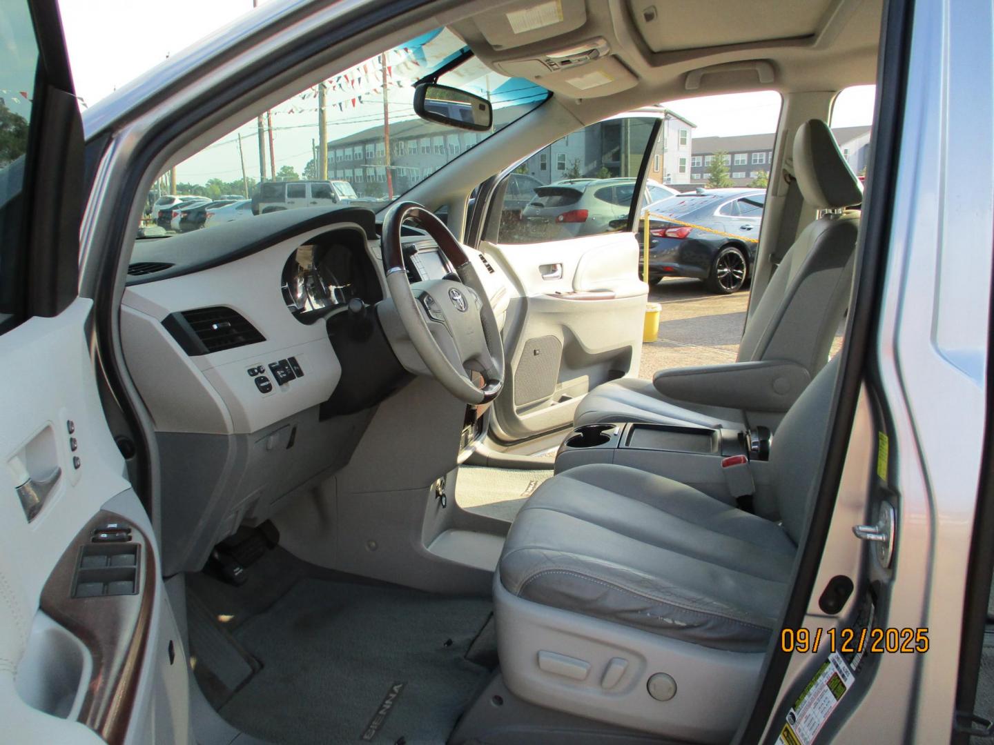 2011 SILVER /GRAY TOYOTA SIENNA XLE AWD 7-Pass V6 (5TDDK3DC4BS) with an 3.5L V6 EFI DOHC 24V engine, 5-SPEED AUTOMATIC transmission, located at 19224 Kuykendahl Rd, Spring, TX, 77379, (713) 947-1245, 30.049259, -95.491402 - Photo#7