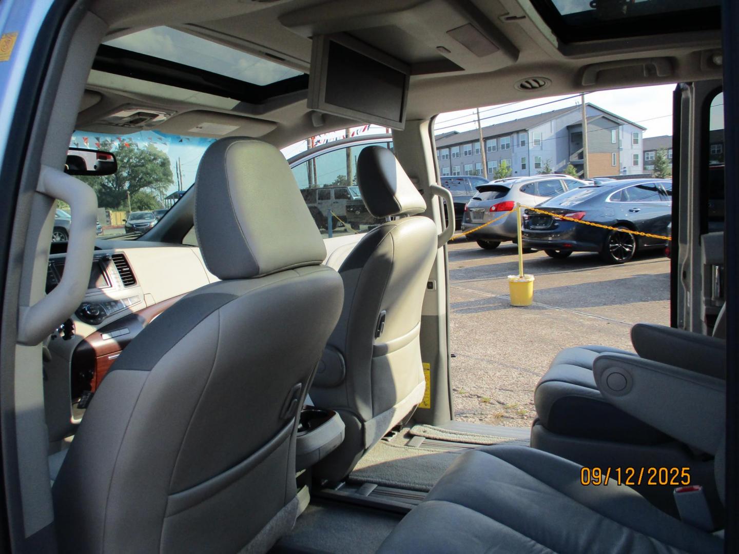 2011 SILVER /GRAY TOYOTA SIENNA XLE AWD 7-Pass V6 (5TDDK3DC4BS) with an 3.5L V6 EFI DOHC 24V engine, 5-SPEED AUTOMATIC transmission, located at 19224 Kuykendahl Rd, Spring, TX, 77379, (713) 947-1245, 30.049259, -95.491402 - Photo#8
