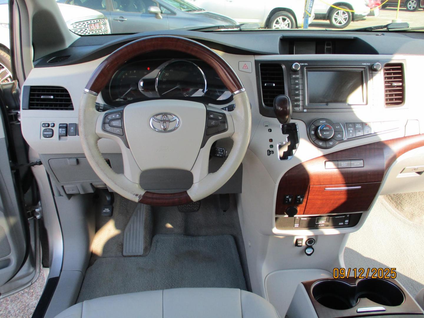 2011 SILVER /GRAY TOYOTA SIENNA XLE AWD 7-Pass V6 (5TDDK3DC4BS) with an 3.5L V6 EFI DOHC 24V engine, 5-SPEED AUTOMATIC transmission, located at 19224 Kuykendahl Rd, Spring, TX, 77379, (713) 947-1245, 30.049259, -95.491402 - Photo#9