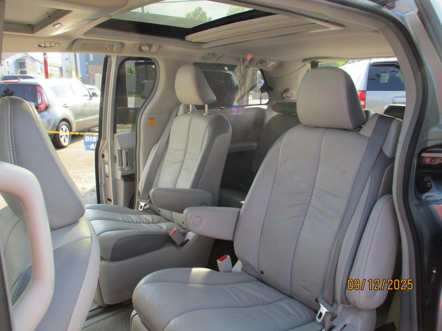 2011 SILVER /GRAY TOYOTA SIENNA XLE AWD 7-Pass V6 (5TDDK3DC4BS) with an 3.5L V6 EFI DOHC 24V engine, 5-SPEED AUTOMATIC transmission, located at 19224 Kuykendahl Rd, Spring, TX, 77379, (713) 947-1245, 30.049259, -95.491402 - Photo#10