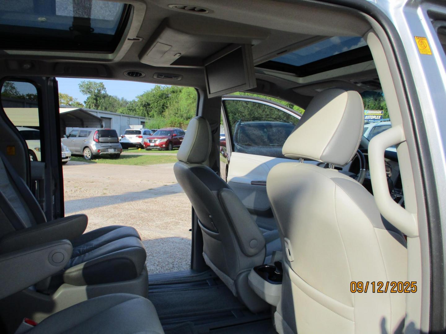 2011 SILVER /GRAY TOYOTA SIENNA XLE AWD 7-Pass V6 (5TDDK3DC4BS) with an 3.5L V6 EFI DOHC 24V engine, 5-SPEED AUTOMATIC transmission, located at 19224 Kuykendahl Rd, Spring, TX, 77379, (713) 947-1245, 30.049259, -95.491402 - Photo#12