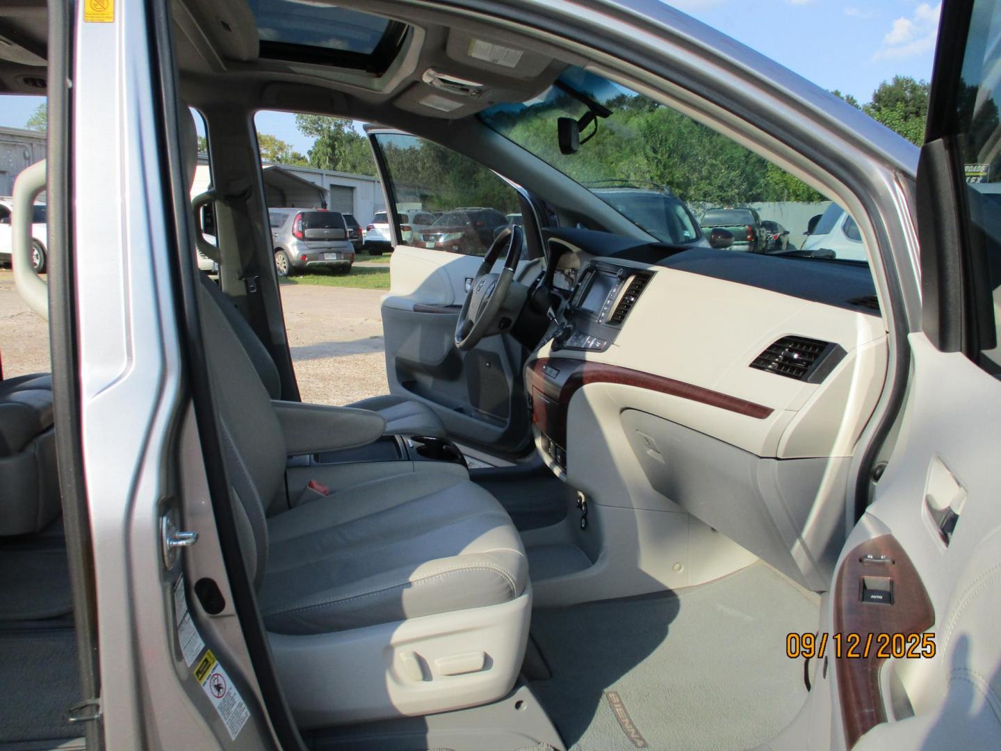 2011 SILVER /GRAY TOYOTA SIENNA XLE AWD 7-Pass V6 (5TDDK3DC4BS) with an 3.5L V6 EFI DOHC 24V engine, 5-SPEED AUTOMATIC transmission, located at 19224 Kuykendahl Rd, Spring, TX, 77379, (713) 947-1245, 30.049259, -95.491402 - Photo#13