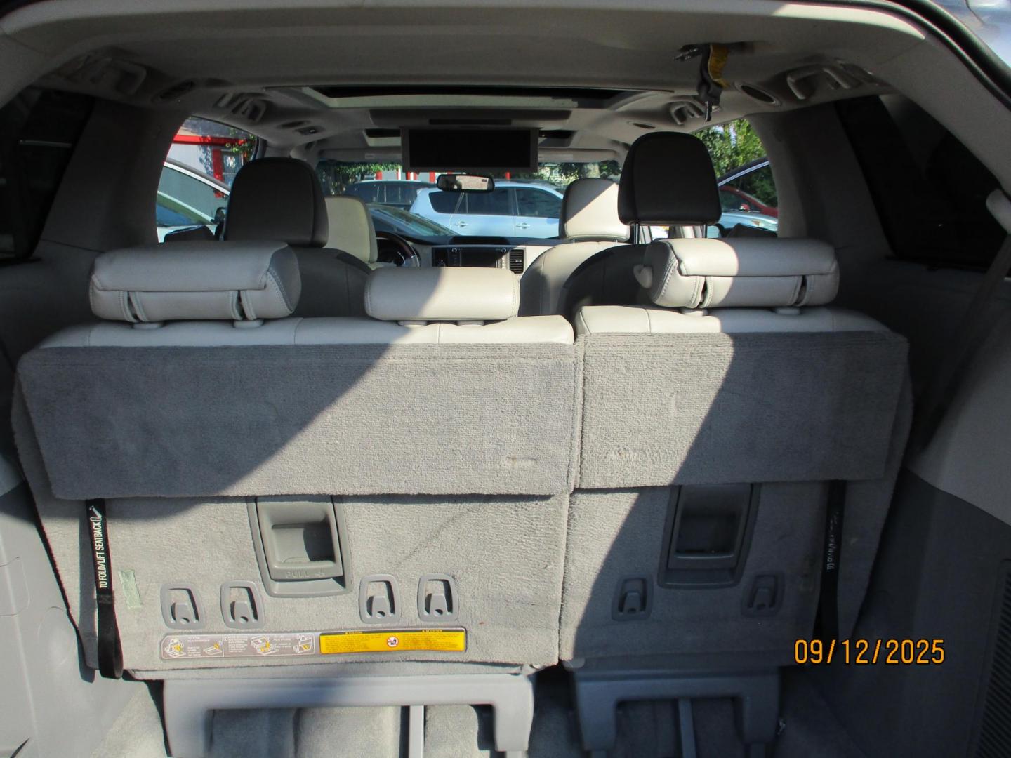 2011 SILVER /GRAY TOYOTA SIENNA XLE AWD 7-Pass V6 (5TDDK3DC4BS) with an 3.5L V6 EFI DOHC 24V engine, 5-SPEED AUTOMATIC transmission, located at 19224 Kuykendahl Rd, Spring, TX, 77379, (713) 947-1245, 30.049259, -95.491402 - Photo#11