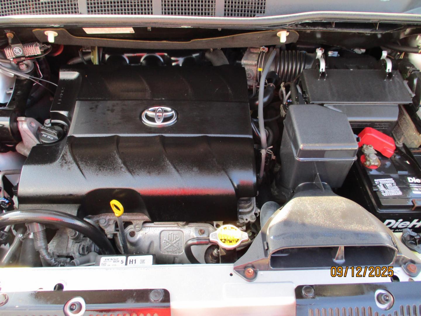 2011 SILVER /GRAY TOYOTA SIENNA XLE AWD 7-Pass V6 (5TDDK3DC4BS) with an 3.5L V6 EFI DOHC 24V engine, 5-SPEED AUTOMATIC transmission, located at 19224 Kuykendahl Rd, Spring, TX, 77379, (713) 947-1245, 30.049259, -95.491402 - Photo#14